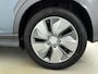 Hyundai Kona Electric EV Premium 64 kWh | Stoelverwarming en ventilatie | Parkeersensoren voor en achter | Trekhaak voor fietsendrager | All season banden | Soh 95,7% |