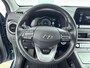 Hyundai Kona Electric EV Premium 64 kWh | Stoelverwarming en ventilatie | Parkeersensoren voor en achter | Trekhaak voor fietsendrager | All season banden | Soh 95,7% |