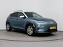 Hyundai Kona Electric EV Premium 64 kWh | Stoelverwarming en ventilatie | Parkeersensoren voor en achter | Trekhaak voor fietsendrager | All season banden | Soh 95,7% |