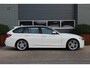 BMW 3-Serie Touring 318i M Sport | NL Auto | PANO-DAK | HARMAN KARDON | Keyless | Digi-Dash | Navi | BMW ConnectedDrive | Sportstoelen | Stoelverw | ECC | Bluetooth | PDC | AUX-USB | Alarm | Dealer onderhouden | Zeer nette