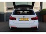 BMW 3-Serie Touring 318i M Sport | NL Auto | PANO-DAK | HARMAN KARDON | Keyless | Digi-Dash | Navi | BMW ConnectedDrive | Sportstoelen | Stoelverw | ECC | Bluetooth | PDC | AUX-USB | Alarm | Dealer onderhouden | Zeer nette