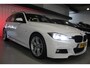 BMW 3-Serie Touring 318i M Sport | NL Auto | PANO-DAK | HARMAN KARDON | Keyless | Digi-Dash | Navi | BMW ConnectedDrive | Sportstoelen | Stoelverw | ECC | Bluetooth | PDC | AUX-USB | Alarm | Dealer onderhouden | Zeer nette