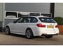 BMW 3-Serie Touring 318i M Sport | NL Auto | PANO-DAK | HARMAN KARDON | Keyless | Digi-Dash | Navi | BMW ConnectedDrive | Sportstoelen | Stoelverw | ECC | Bluetooth | PDC | AUX-USB | Alarm | Dealer onderhouden | Zeer nette