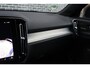 Volvo XC40 2.0 B4 Plus Dark | Adaptieve cruise control | Parkeersensoren voor + achter | Parkeercamera | 19" lichtmetalen velgen | All season banden | Dode hoek detectie | Trekhaak | Reservewiel | Elektr. verwarmbare voorruit | Stoelverwarming | Verwarmd stuurwiel | Elektr. bestuurderstoel incl. memory | Harman Kardon audio |