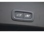 Volvo XC40 2.0 B4 Plus Dark | Adaptieve cruise control | Parkeersensoren voor + achter | Parkeercamera | 19" lichtmetalen velgen | All season banden | Dode hoek detectie | Trekhaak | Reservewiel | Elektr. verwarmbare voorruit | Stoelverwarming | Verwarmd stuurwiel | Elektr. bestuurderstoel incl. memory | Harman Kardon audio |