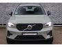 Volvo XC40 2.0 B4 Plus Dark | Adaptieve cruise control | Parkeersensoren voor + achter | Parkeercamera | 19" lichtmetalen velgen | All season banden | Dode hoek detectie | Trekhaak | Reservewiel | Elektr. verwarmbare voorruit | Stoelverwarming | Verwarmd stuurwiel | Elektr. bestuurderstoel incl. memory | Harman Kardon audio |