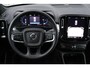 Volvo XC40 2.0 B4 Plus Dark | Adaptieve cruise control | Parkeersensoren voor + achter | Parkeercamera | 19" lichtmetalen velgen | All season banden | Dode hoek detectie | Trekhaak | Reservewiel | Elektr. verwarmbare voorruit | Stoelverwarming | Verwarmd stuurwiel | Elektr. bestuurderstoel incl. memory | Harman Kardon audio |