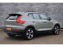 Volvo XC40 2.0 B4 Plus Dark | Adaptieve cruise control | Parkeersensoren voor + achter | Parkeercamera | 19" lichtmetalen velgen | All season banden | Dode hoek detectie | Trekhaak | Reservewiel | Elektr. verwarmbare voorruit | Stoelverwarming | Verwarmd stuurwiel | Elektr. bestuurderstoel incl. memory | Harman Kardon audio |