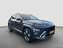Hyundai Kona 1.6 GDI 141pk HEV Premium Sky | Premium audio | 360 camera | Schuif-kanteldak | Bestuurdersstoel met geheugen | Adaptive cruise control | Dodehoek detectie | Full LED koplampen | Stoelverwarming | Stoelventilatie | Stuurverwarming