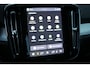 Volvo XC40 2.0 B4 Plus Dark | Adaptieve cruise control | Parkeersensoren voor + achter | Parkeercamera | 19" lichtmetalen velgen | All season banden | Dode hoek detectie | Trekhaak | Reservewiel | Elektr. verwarmbare voorruit | Stoelverwarming | Verwarmd stuurwiel | Elektr. bestuurderstoel incl. memory | Harman Kardon audio |
