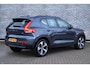 Volvo XC40 2.0 B4 Plus Dark | Adaptieve cruise control | Parkeersensoren voor + achter | Parkeercamera | 19" lichtmetalen velgen | All season banden | Dode hoek detectie | Trekhaak | Reservewiel | Elektr. verwarmbare voorruit | Stoelverwarming | Verwarmd stuurwiel | Elektr. bestuurderstoel incl. memory | Harman Kardon audio |