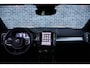 Volvo XC40 2.0 B4 Plus Dark | Adaptieve cruise control | Parkeersensoren voor + achter | Parkeercamera | 19" lichtmetalen velgen | All season banden | Dode hoek detectie | Trekhaak | Reservewiel | Elektr. verwarmbare voorruit | Stoelverwarming | Verwarmd stuurwiel | Elektr. bestuurderstoel incl. memory | Harman Kardon audio |