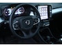 Volvo XC40 2.0 B4 Plus Dark | Adaptieve cruise control | Parkeersensoren voor + achter | Parkeercamera | 19" lichtmetalen velgen | All season banden | Dode hoek detectie | Trekhaak | Reservewiel | Elektr. verwarmbare voorruit | Stoelverwarming | Verwarmd stuurwiel | Elektr. bestuurderstoel incl. memory | Harman Kardon audio |