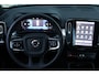 Volvo XC40 2.0 B4 Plus Dark | Adaptieve cruise control | Parkeersensoren voor + achter | Parkeercamera | 19" lichtmetalen velgen | All season banden | Dode hoek detectie | Trekhaak | Reservewiel | Elektr. verwarmbare voorruit | Stoelverwarming | Verwarmd stuurwiel | Elektr. bestuurderstoel incl. memory | Harman Kardon audio |