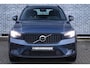 Volvo XC40 2.0 B4 Plus Dark | Adaptieve cruise control | Parkeersensoren voor + achter | Parkeercamera | 19" lichtmetalen velgen | All season banden | Dode hoek detectie | Trekhaak | Reservewiel | Elektr. verwarmbare voorruit | Stoelverwarming | Verwarmd stuurwiel | Elektr. bestuurderstoel incl. memory | Harman Kardon audio |
