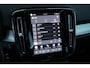 Volvo XC40 2.0 B4 Plus Dark | Adaptieve cruise control | Parkeersensoren voor + achter | Parkeercamera | 19" lichtmetalen velgen | All season banden | Dode hoek detectie | Trekhaak | Reservewiel | Elektr. verwarmbare voorruit | Stoelverwarming | Verwarmd stuurwiel | Elektr. bestuurderstoel incl. memory | Harman Kardon audio |