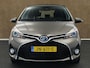 Toyota Yaris 1.5 Hybrid Trend - ORIGINEEL NEDERLANDSE AUTO - AFKOMSTIG VAN 2E EIGENAAR - VOLLEDIG ONDERHOUDEN - ALLE BOEKJES AANWEZIG- NAVIGATIE - CLIMATE CONTROL - LEDEREN STUUR - BOTSWAARSCHUWINGSSYSTEEM - 15 INCH LICHT METALEN VELGEN