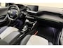 Peugeot e-2008 EV GT 50 kWh 3-Fase | Adaptive Cruise Control | Alcantara bekleding | Panorama dak | Keyless Entry & Start | Full LED | Stoelverwarming | Camera | Navigatie | 18'' LM Velgen | 1e Eigenaar