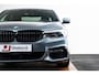 BMW 5-Serie 540i High Executive M-sport pakket - Schuifdak - Stoelventilatie - 20 inch - Nappa leder - Comfort Access - Achteruitrijcamera - Driving Assistant Plus - Comfortstoelen - Stoelverwarming - Verwarmd Stuurwiel - Head-up Display - HiFi Audio