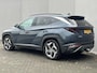 Hyundai Tucson 1.6 T-GDI PHEV Comfort Smart 4WD / Vaste Trekhaak 13-polig (Trekgewicht 1.350kg) / Achteruitrijcamera / Stuur- en Stoelverwarming / Climate Control / Adaptieve Cruise Control / Apple Carplay & Android Auto / Keyless Entry & Start / Navigatie full map / Elektrische Achterklep