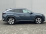 Hyundai Tucson 1.6 T-GDI PHEV Comfort Smart 4WD / Vaste Trekhaak 13-polig (Trekgewicht 1.350kg) / Achteruitrijcamera / Stuur- en Stoelverwarming / Climate Control / Adaptieve Cruise Control / Apple Carplay & Android Auto / Keyless Entry & Start / Navigatie full map / Elektrische Achterklep