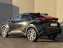 Toyota C-HR 1.8 Hybrid 140 Dynamic Automaat / Fabrieksgarantie tot 10 jaar mogelijk * / Stuur-, stoel- en voorruitverwarming / Navigatie / Camera / Climate Control / Apple Carplay/Android auto / 18" LM wielen /