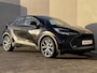 Toyota C-HR 1.8 Hybrid 140 Dynamic Automaat / Fabrieksgarantie tot 10 jaar mogelijk * / Stuur-, stoel- en voorruitverwarming / Navigatie / Camera / Climate Control / Apple Carplay/Android auto / 18" LM wielen /