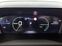 Peugeot e-2008 EV Allure Avantage 54 kWh 156pk Automaat | 3 Fase-Lader | Adaptieve Cruise Control | Climate Control | Navigatie | LED Koplampen | Parkeersensoren Voor + Achter | Keyless Entry/Start | Dodehoekdetectie | 17" Lichtmetalen Velgen | Apple Carplay/Android Auto |