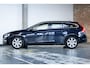 Volvo V60 T2 Automaat Nordic+ | Lederen bekleding | Afneembare trekhaak | 1e eigenaar | Parkeersensoren voor + achter | Parkeerverwarming | Dealeronderhouden | Volvo on Call |High Perfomance Audio