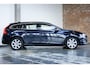Volvo V60 T2 Automaat Nordic+ | Lederen bekleding | Afneembare trekhaak | 1e eigenaar | Parkeersensoren voor + achter | Parkeerverwarming | Dealeronderhouden | Volvo on Call |High Perfomance Audio