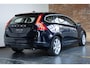 Volvo V60 T2 Automaat Nordic+ | Lederen bekleding | Afneembare trekhaak | 1e eigenaar | Parkeersensoren voor + achter | Parkeerverwarming | Dealeronderhouden | Volvo on Call |High Perfomance Audio