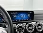 Mercedes-Benz A-klasse 160 Business Solution AMG Nightpakket | Trekhaak | Sfeerverlichting | Augmented Reality | Led | Parkeerpakket met Camera | Inclusief 24 maanden Mercedes-Benz Certified garantie voor Europa.