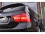 BMW 3-Serie Touring 335i E91 High Executive M-sport | M-pakket | Automaat | 19 inch | Xenon | Dakraam | HiFi | Leer | 306 pk | Sportstuur | Climate control | Navi | ➡️