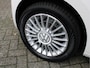 Volkswagen Up! 1.0 60PK High up! /AIRCO/Stoelverwarming/CV/15'LM/ISOFIX/Mistlampen/AUX/Elek. ramen!