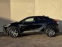 Toyota C-HR 1.8 Hybrid 140 Dynamic Automaat / Fabrieksgarantie tot 10 jaar mogelijk * / Stuur-, stoel- en voorruitverwarming / Navigatie / Camera / Climate Control / Apple Carplay/Android auto / 18" LM wielen /