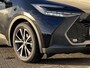 Toyota C-HR 1.8 Hybrid 140 Dynamic Automaat / Fabrieksgarantie tot 10 jaar mogelijk * / Stuur-, stoel- en voorruitverwarming / Navigatie / Camera / Climate Control / Apple Carplay/Android auto / 18" LM wielen /