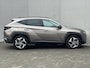 Hyundai Tucson 1.6 T-GDI PHEV Comfort Smart 4WD / Vaste Trekhaak 13-polig (Trekgewicht 1.350kg) / Achteruitrijcamera / Stuur- en Stoelverwarming / Climate Control /  Adaptieve Cruise Control / Apple Carplay & Android Auto / Keyless Entry & Start / Navigatie full map / Elektrische Achterklep
