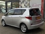 Toyota Verso-S 1.3 VVT-i Dynamic NL-AUTO AUTOMAAT LMV CAMERA CLIMA STRWLBDNG KEYLESS START/STOP