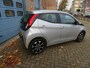 Toyota Aygo 1.0 VVT-i x-play|5 deurs|automaat|airco|telefoon aansluiting|isofix|licht metalen velgen