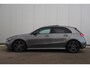 Mercedes-Benz A-klasse 180 AMG Night Pakket Automaat Panoramadak Sfeerverlichting Keyless Half Leder Full LED 18 inch Widescreen Navigatie Camera Stoelverwarming