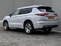 Mitsubishi Outlander 2.4 PHEV Instyle AWD 306 pk Automaat / Fabrieksgarantie tot 04-2033 / Panorama schuifdak / 1.600 kg trekgewicht / HUD / Camera 360° / Elektrische stoelen en klep / Stuur-, stoel- en achterbankverwarming / Leder / 20"LM wielen /