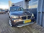 BMW X1 xDrive20i 184PK HIGH EXECUTIVE 4X4 - PANO - LEER + STL VERW - XENON - PDC V/A - ZOMER + WINTER SET NL AUTO - 2E EIGENAAR
