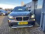 BMW X1 xDrive20i 184PK HIGH EXECUTIVE 4X4 - PANO - LEER + STL VERW - XENON - PDC V/A - ZOMER + WINTER SET NL AUTO - 2E EIGENAAR