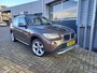 BMW X1 xDrive20i 184PK HIGH EXECUTIVE 4X4 - PANO - LEER + STL VERW - XENON - PDC V/A - ZOMER + WINTER SET NL AUTO - 2E EIGENAAR