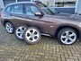 BMW X1 xDrive20i 184PK HIGH EXECUTIVE 4X4 - PANO - LEER + STL VERW - XENON - PDC V/A - ZOMER + WINTER SET NL AUTO - 2E EIGENAAR