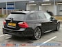 BMW 3-Serie Touring 330i Business Line | M-pakket | Pano | Keyless | ACC | Zwarte hemel | BOMVOL