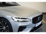 Volvo V60 T6 Plug-in hybrid AWD Plus Dark | Verwarmbare Voorstoelen (met geheugen), Stuurwiel en Achterbank | Semi-Elektrische Trekhaak | Verwarmbare Voorruit | Premium Audio by Harman Kardon | 360-Camera