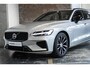 Volvo V60 T6 Plug-in hybrid AWD Plus Dark | Verwarmbare Voorstoelen (met geheugen), Stuurwiel en Achterbank | Semi-Elektrische Trekhaak | Verwarmbare Voorruit | Premium Audio by Harman Kardon | 360-Camera