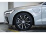 Volvo V60 T6 Plug-in hybrid AWD Plus Dark | Elek. glazen Panorama dak |Verwarmbare Voorstoelen (met geheugen), Stuurwiel en Achterbank | Semi-Elektrische Trekhaak | Verwarmbare Voorruit | Premium Audio by Harman Kardon | 360-Camera