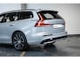 Volvo V60 T6 Plug-in hybrid AWD Plus Dark | Elek. glazen Panorama dak |Verwarmbare Voorstoelen (met geheugen), Stuurwiel en Achterbank | Semi-Elektrische Trekhaak | Verwarmbare Voorruit | Premium Audio by Harman Kardon | 360-Camera